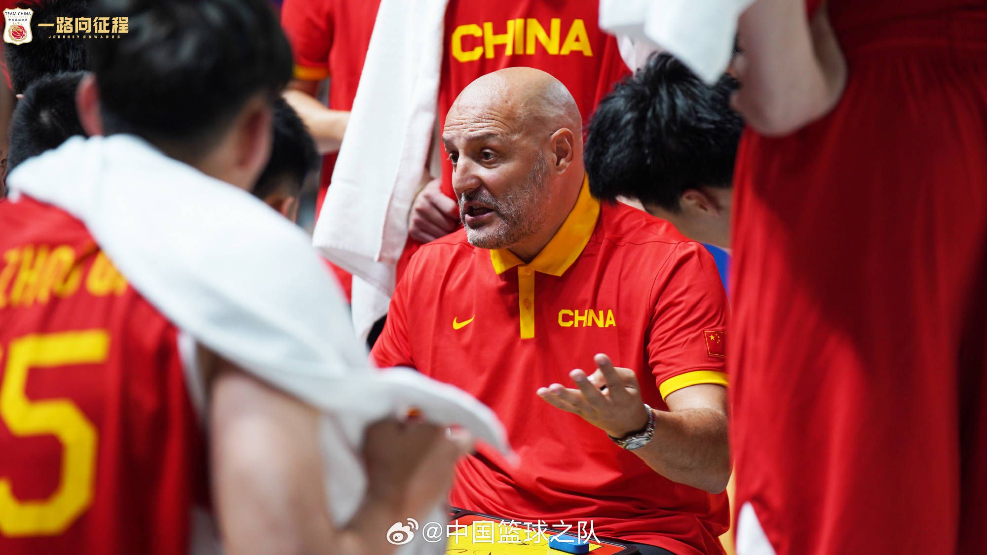 最终罗马主场3-1击败乌迪内斯，升至积分榜第五位，距离前四仅有3分差距。